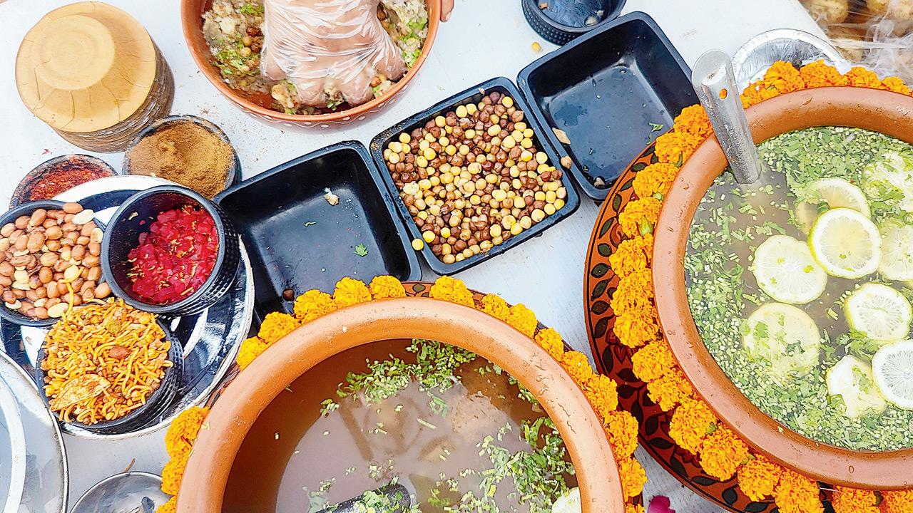 What’s the difference between the Bengali puchka and the north Indian pani puri? It’s not just the fillings—puchka also has more spices than the north Indian pani puri. PICS COURTESY/SADAF HUSSAIN