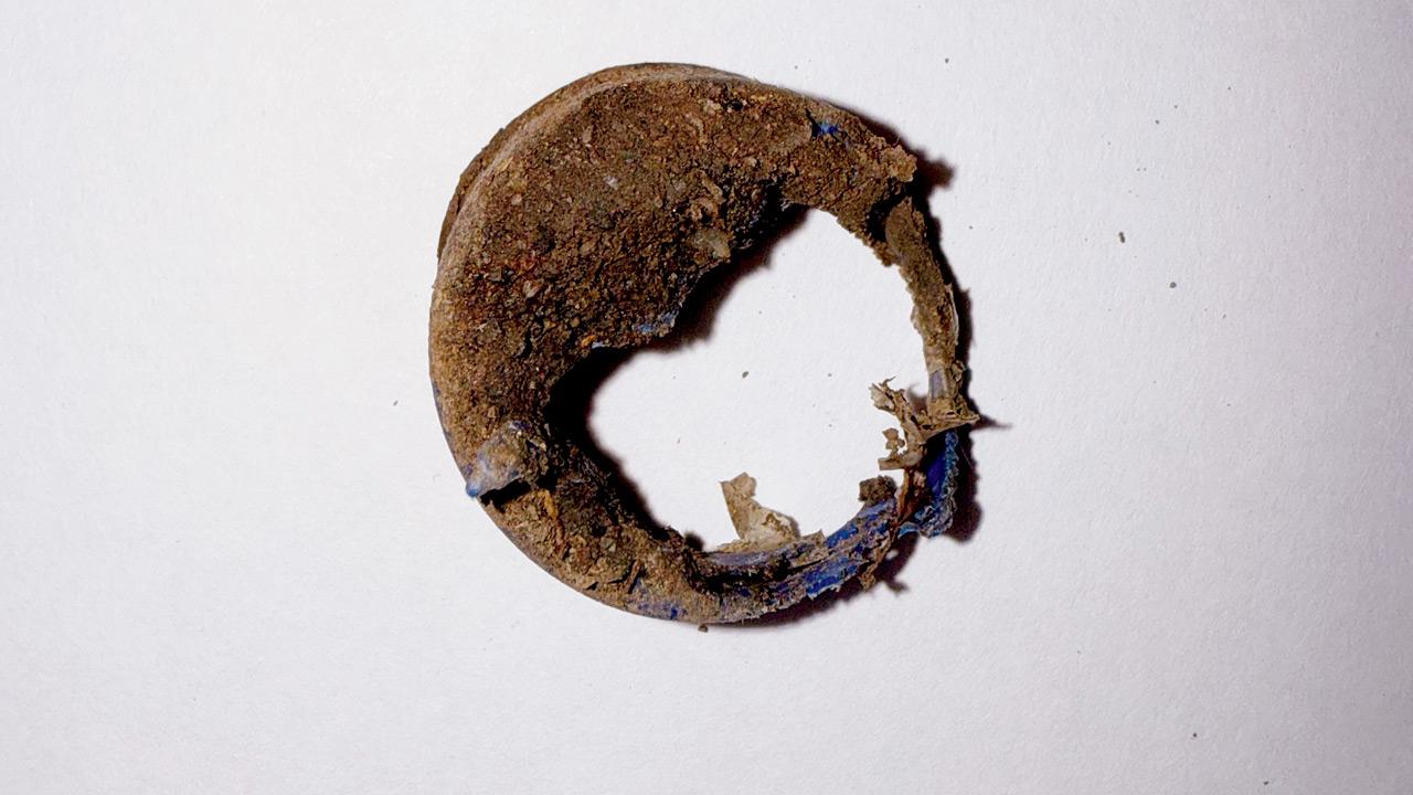The tamper-evident band in which the cobra’s head was trapped
