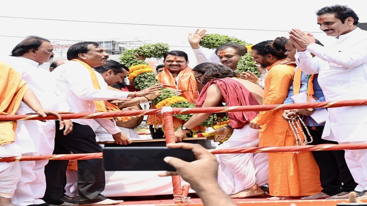 During his visit to Dharashiv, CM Fadnavis was felicitated by the locals people in the temple premises for initiating several important projects in Dharashiv district. The CM thanked the people of Dharashiv for the felicitation