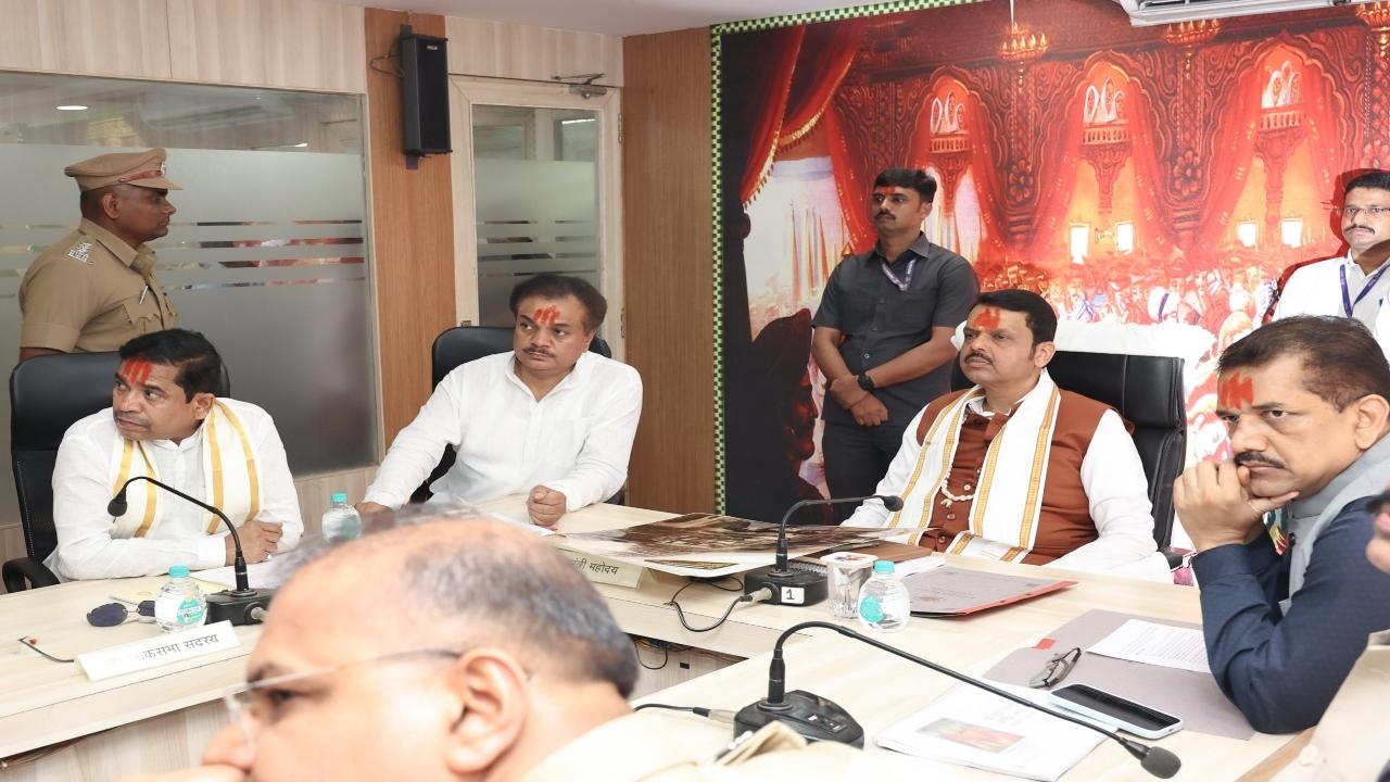 After visiting the temple, CM Fadnavis chaired a meeting on the development plan of Shri Tulja Bhavani Temple Trust