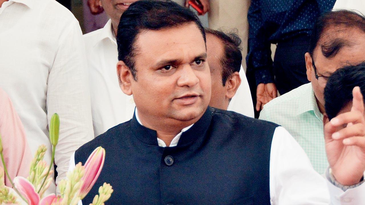 Can smaller roads be made of asphalt? Speaker asks BMC to explore option
