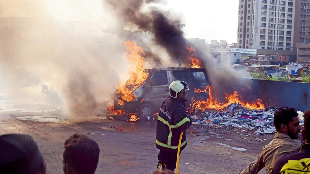 Two vehicles destroyed as fire erupts on Mahim-Sion Link Road