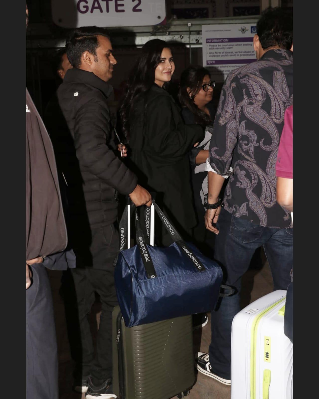 Katrina Kaif jetted off from Jaipur last night itself; the actress was seen smiling as she entered the airport