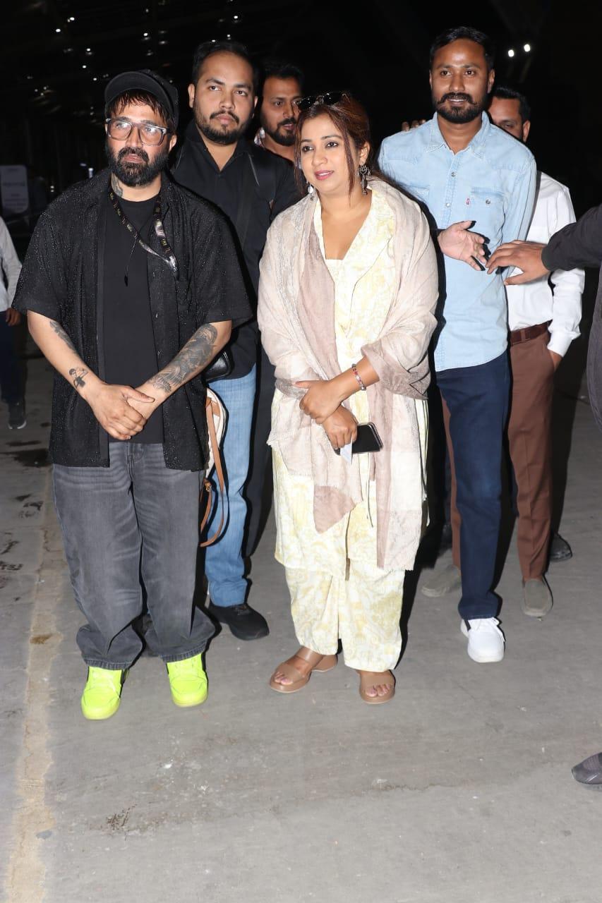 Shreya Ghoshal wore a comfy light-colored co-ord set to ensure she got good sleep on her flight back home