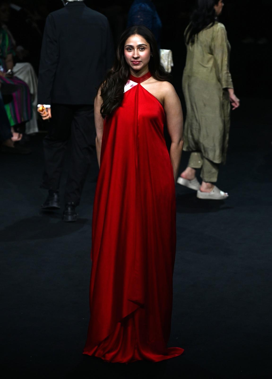 Pashmina Roshan looked stunning as she walked the ramp in a beautiful red silhouette for designer Amit Aggarwal.