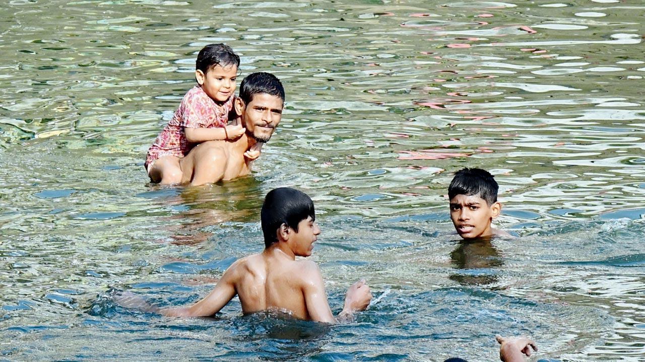 Mumbaikars beat the heat in the Banganga Tank. File pic/Shadab Khan