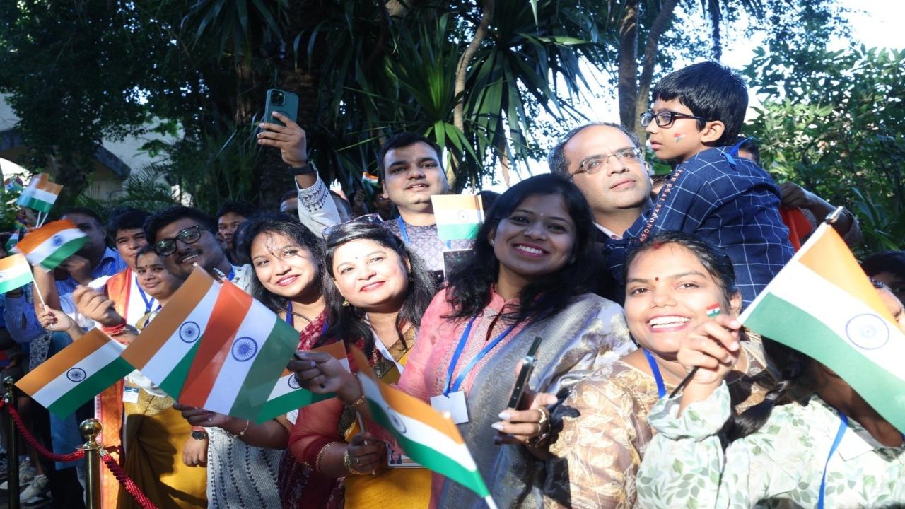 As he reached the hotel in Mauritius, he was accorded a warm welcome by Indian community. The members at the hotel welcomed him with 'Bharat Mata ki Jai', as they waved the Indian tricolour flag