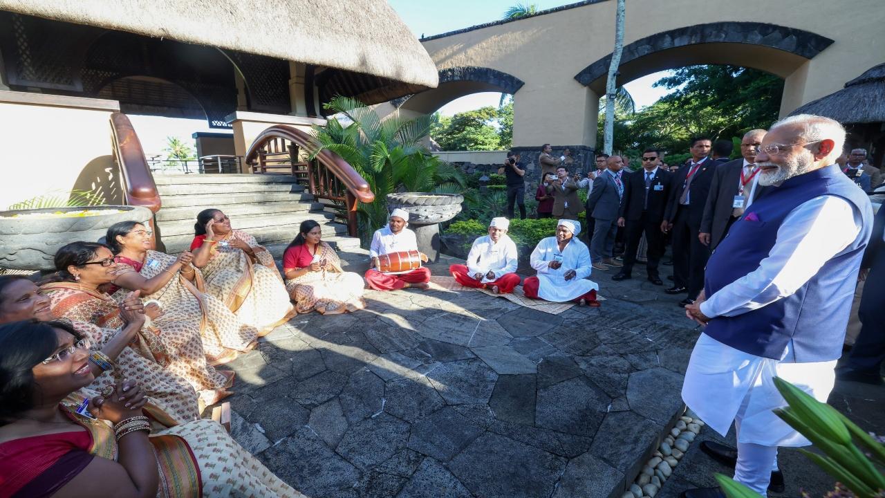 Prime Minister Narendra Modi enjoys the Geet Gawai, a traditional musical ensemble from Bihar that embodies the rich cultural heritage brought to Mauritius by women from the Bhojpuri belt of India