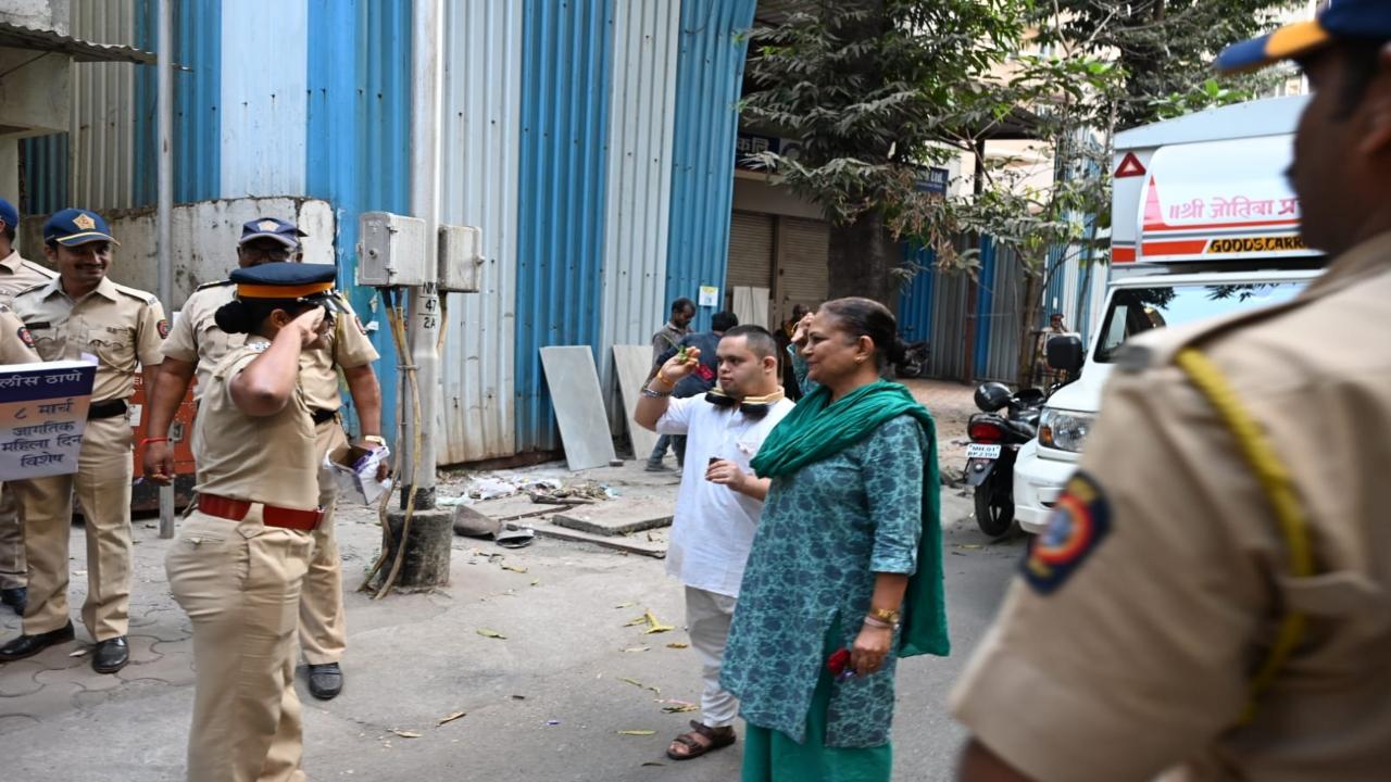 A police personnel receives salutes from Mumbaikars