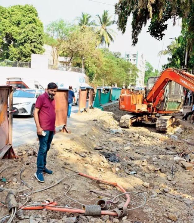 Civic officials confirmed that official road repair work had ceased by 7 pm on Saturday, but an unauthorised individual was found digging at midnight using a JCB. The intensity of the fire was so severe that even a traffic signal at the junction melted, with nearby shops and buildings suffering heat damage.