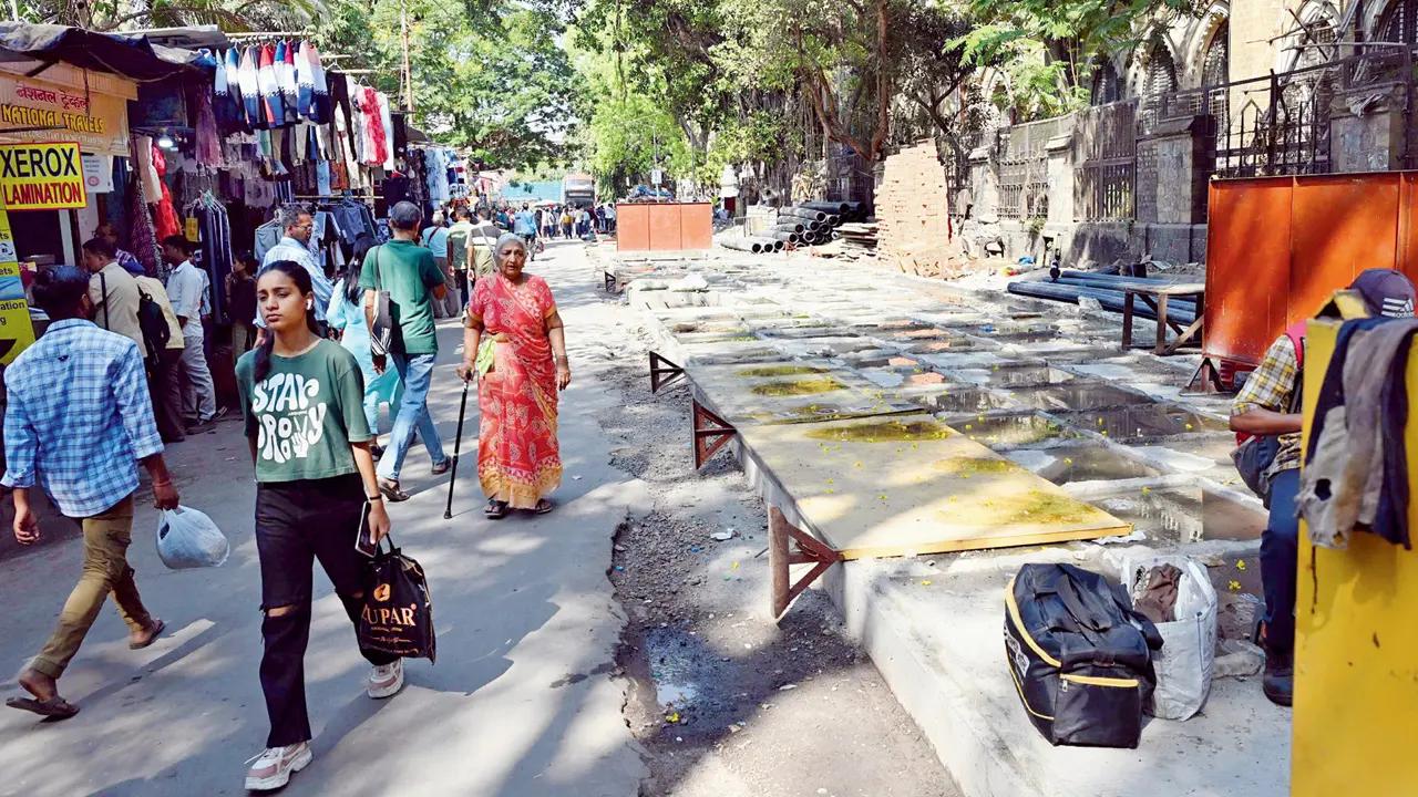 Citizens struggle on a narrow patch of road near St George’s Hospital at Fort. Pic/Sayyed Sameer Abedi