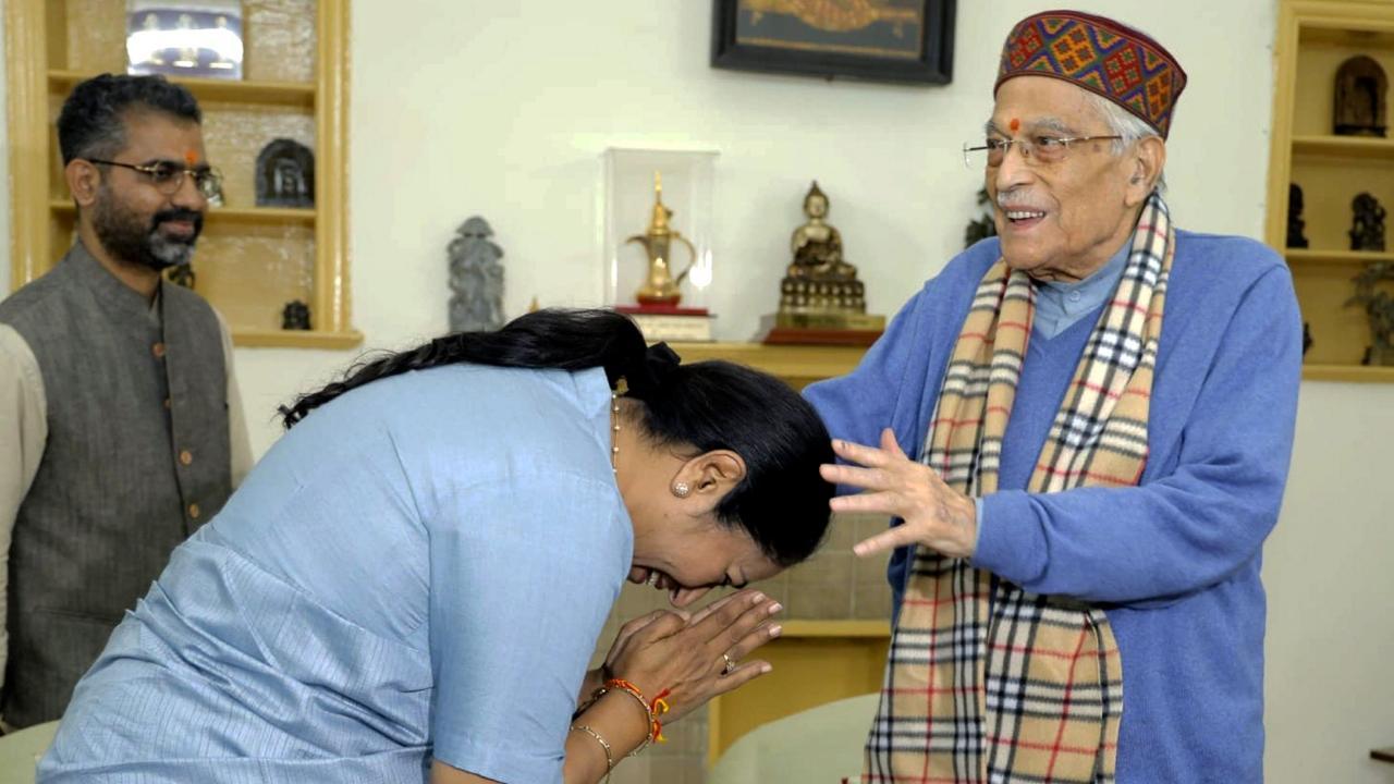 Delhi CM Rekha Gupta meets veteran BJP leader Murli Manohar Joshi