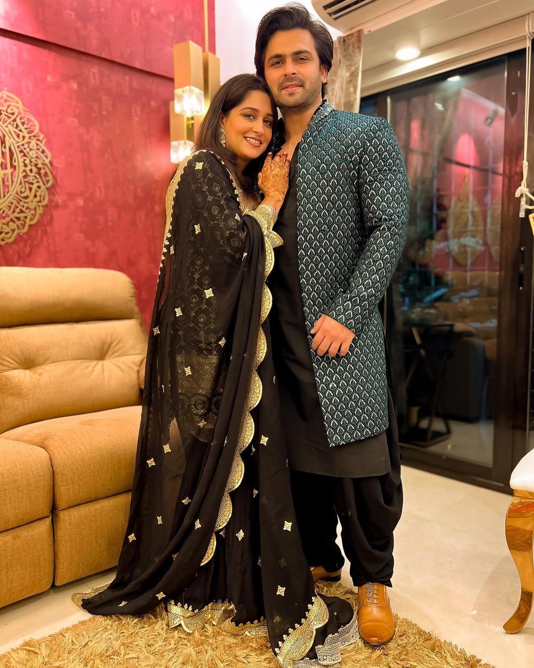 To finish off this appearance, Dipika opted for intricately designed heavy earrings, beautiful henna, and a ring. This look will also help you steal the spotlight on Eid