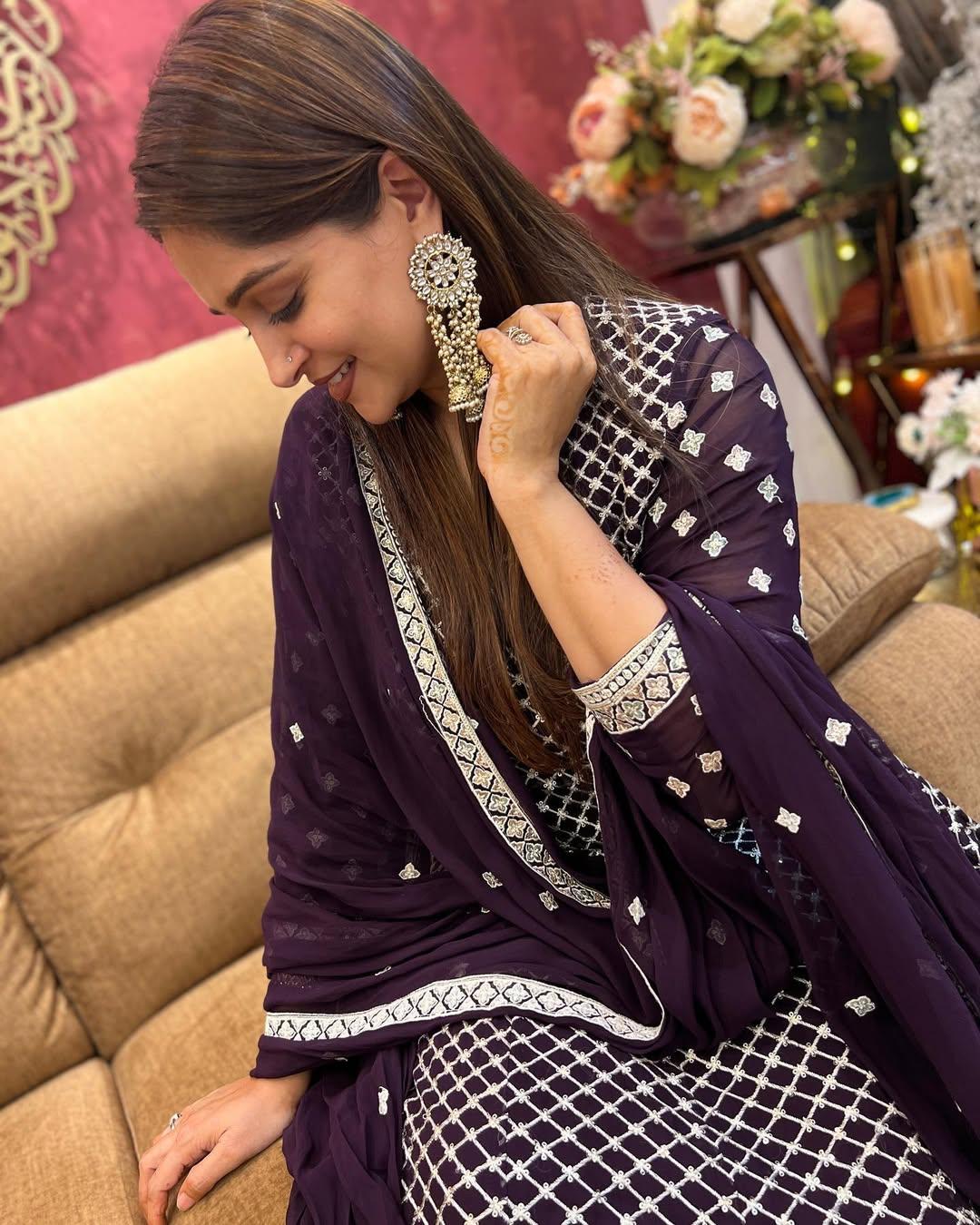 In this appearance, Dipika Kakar wore a purple suit that features heavy white embroidery along with big motifs at the bottom