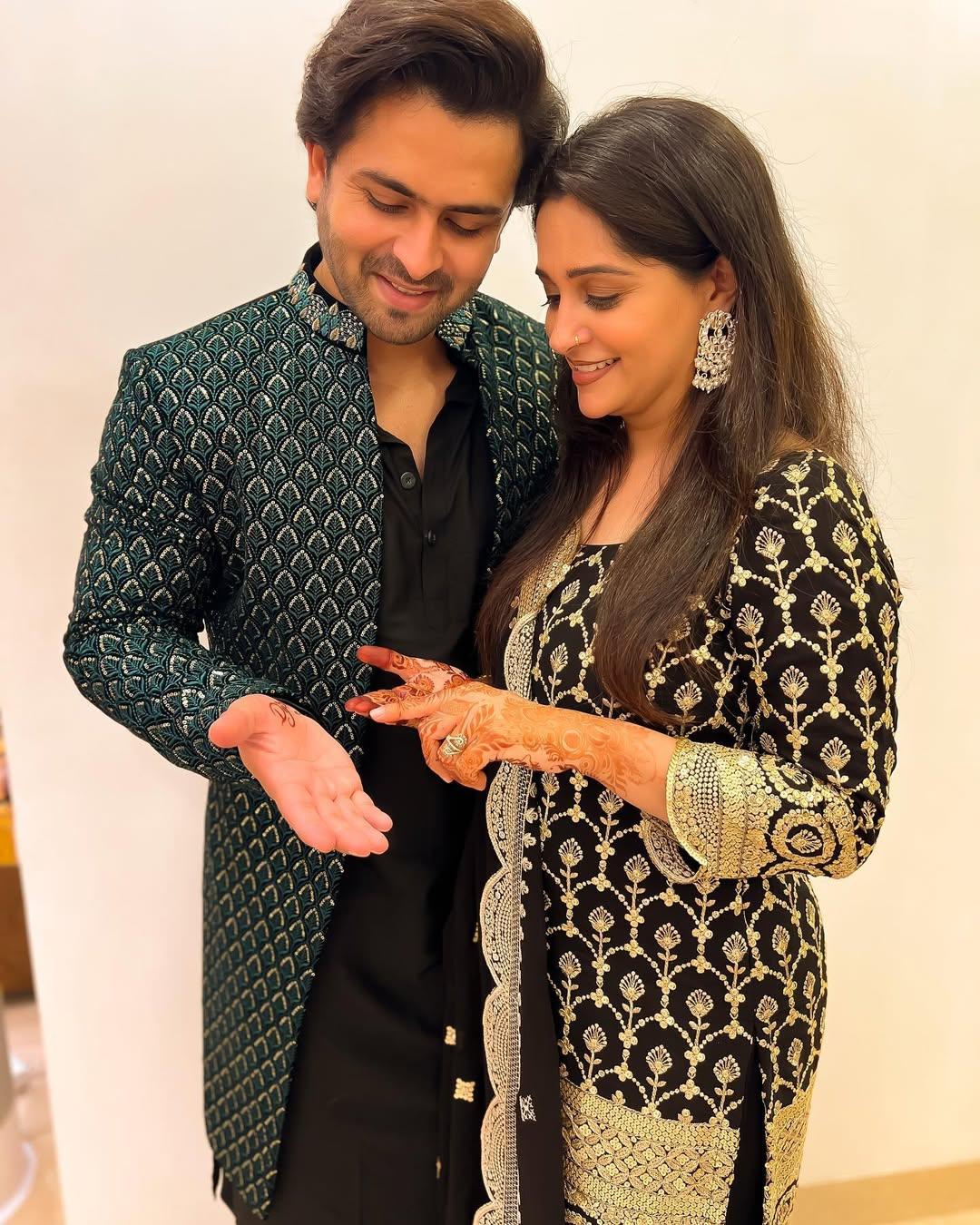 Black can never go out of fashion, and this stunning appearance right from Dipika's Instagram is proof. Not only does this look give you inspiration to design your Eid outfit, but it also provides tips to give some couple goals