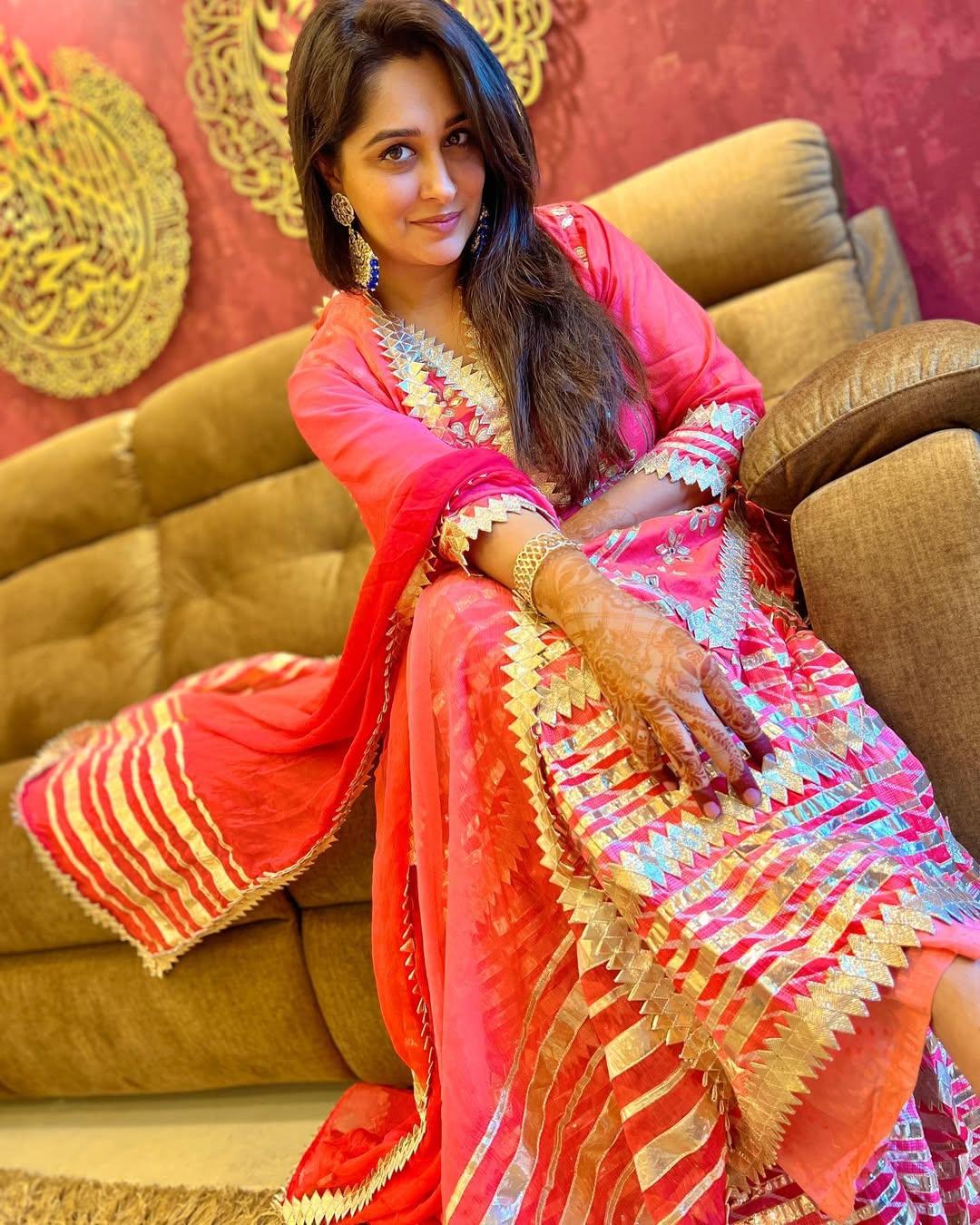 She added a plain dupatta with a minimal border to enhance the appearance