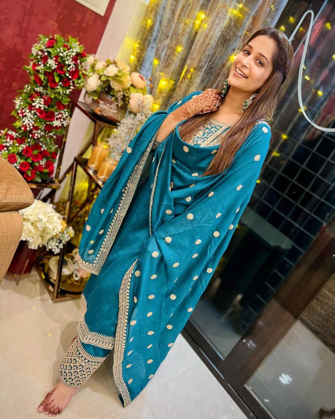 If you are someone who is not into heavy embroidery, then this beautiful blue suit set can be an ideal match for you