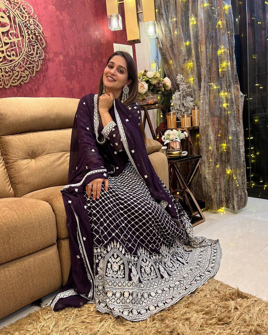 Dipika paired her long kurta with a matching sheer dupatta, which has light embroidery at the bottom. The actress, with smokey eyes, dark lipstick, and big chunky earrings, finished her look