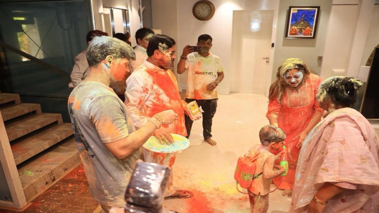 Shinde's wife Lata, son Shrikant, and daughter-in-law Vrushali, also joined in the festivities at their Thane home