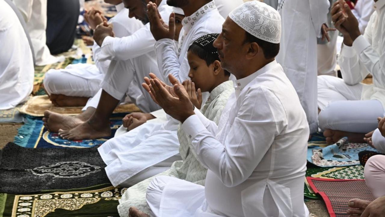 Mumbai witnessed large crowds at the mosque, with families and friends coming together to share in the joy of the occasion