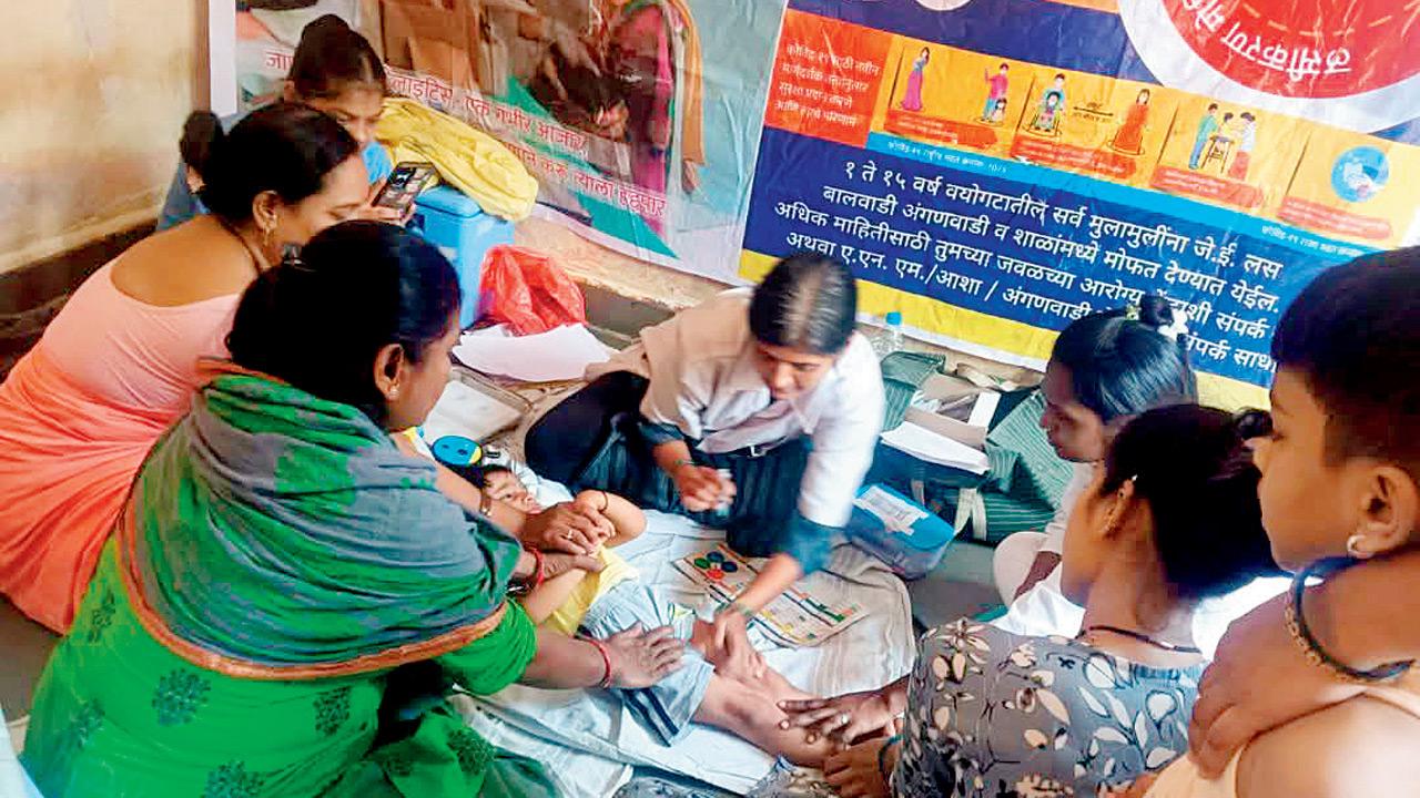 A vaccine dose is administered on the left thigh of a kid