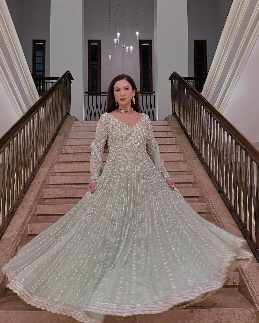 She further elevated her appearance by accessorising the look with diamond jewellery. The choker and chic earrings perfectly complemented her outfit, and her smokey eyes and nude makeup stole the spotlight