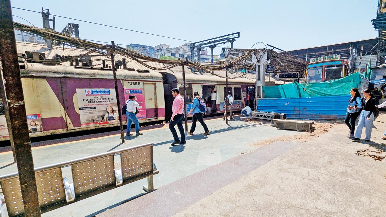 Spacious platform after debris was cleared on Thursday. Pics/Rajendra B. Aklekar