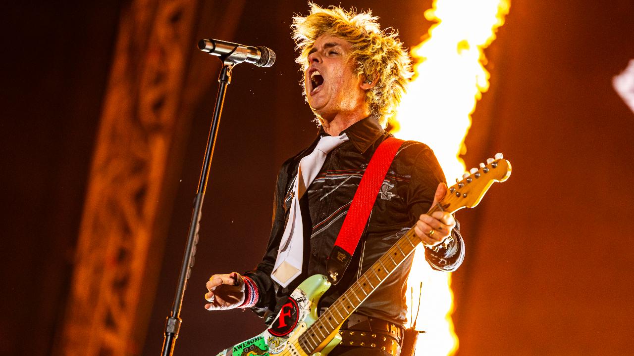 While they sang hits like 'Holiday' from their earlier albums, they also sang other hits like '21 Guns' among others