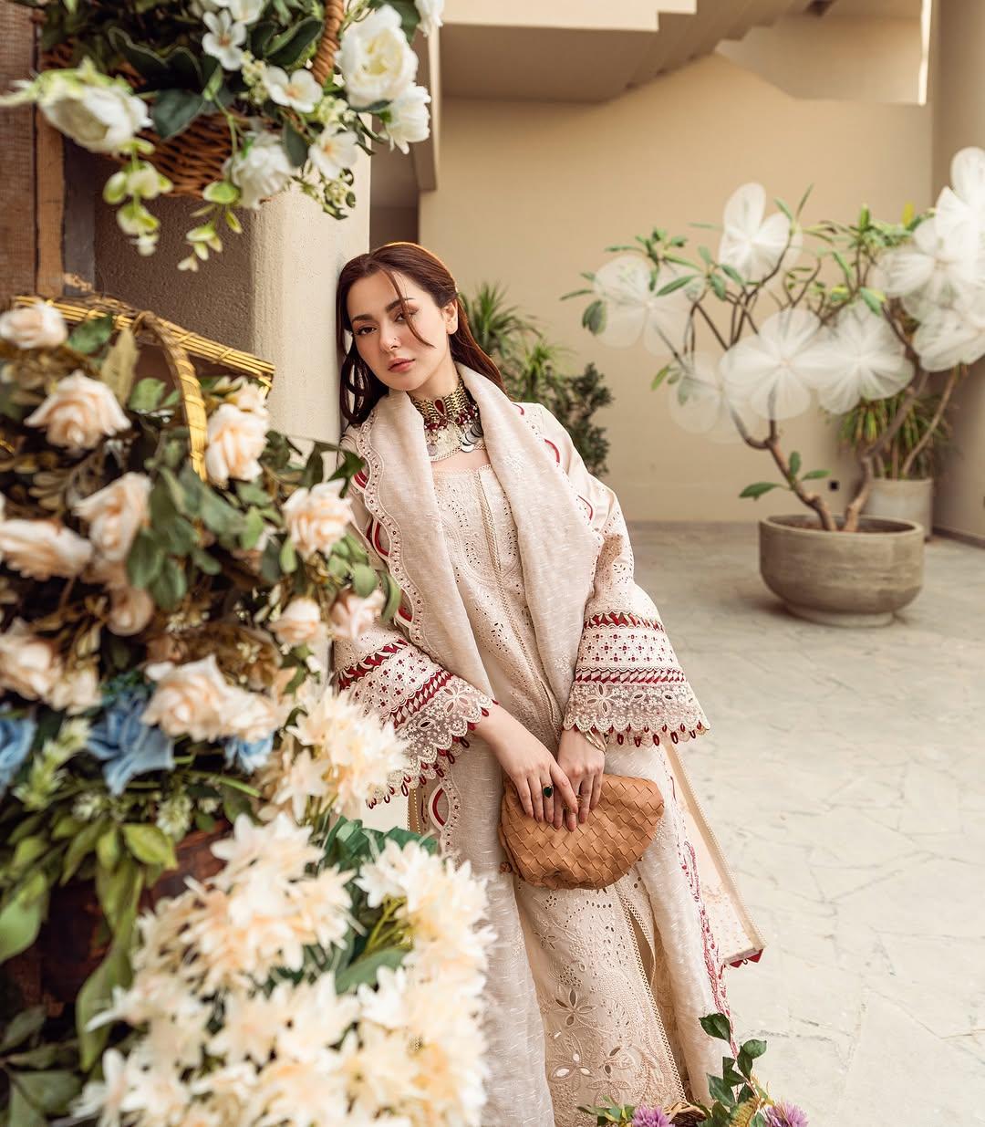 Isn't it a crime to look this good? Hania should be in jail for killing people with her stunning looks! Our very own Hania wore a chikankari off-white suit that featured red detailing. With hair styled in soft curls, Hania looked beautiful, and this look will surely earn you compliments