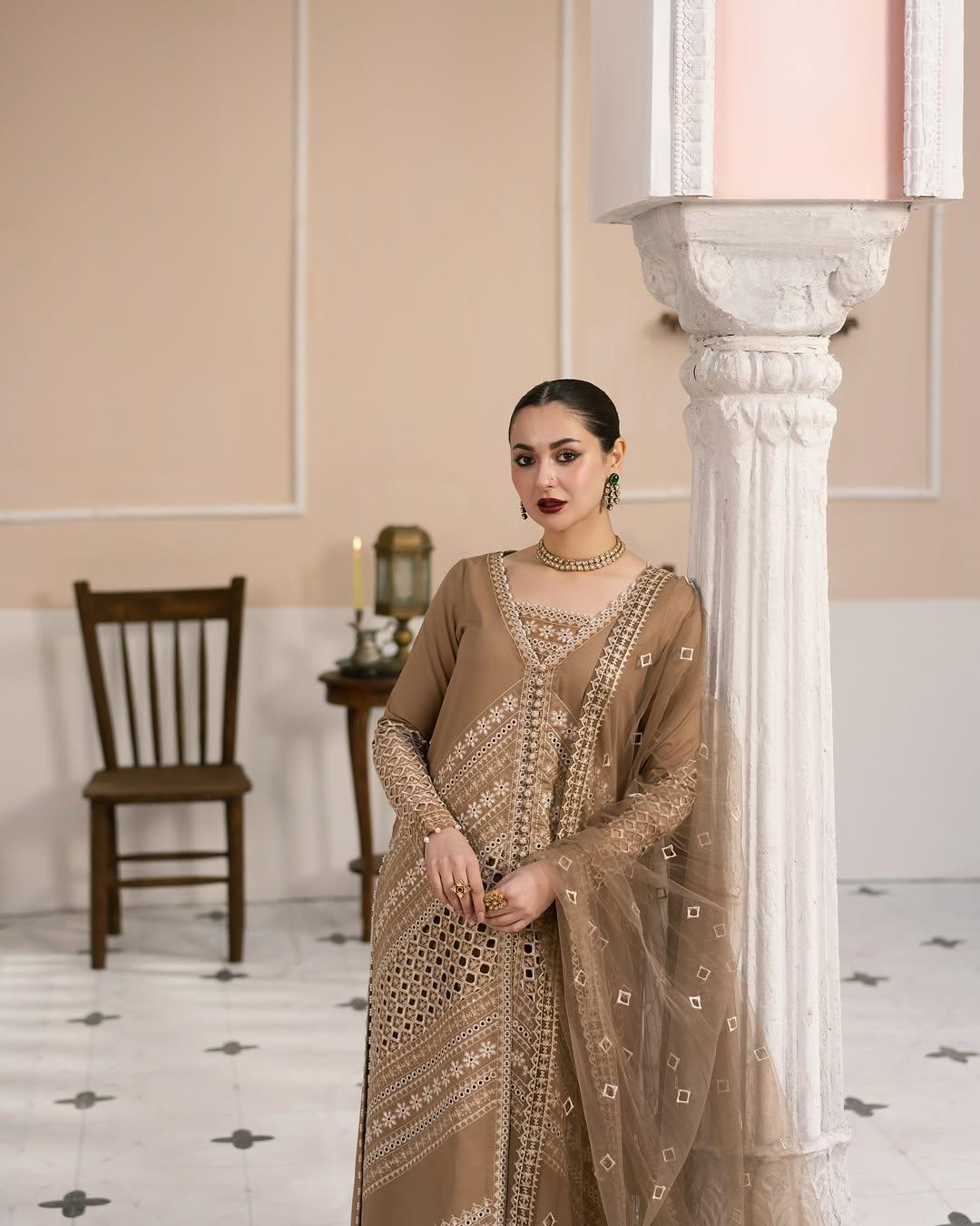 If you want to make a statement with a rather simple outfit, then Hania has the best trick for you. Wear a simple embroidered kurta and then play with your makeup. Put on bold maroon lipstick, stunning eyeshadow, and intricate jewellery