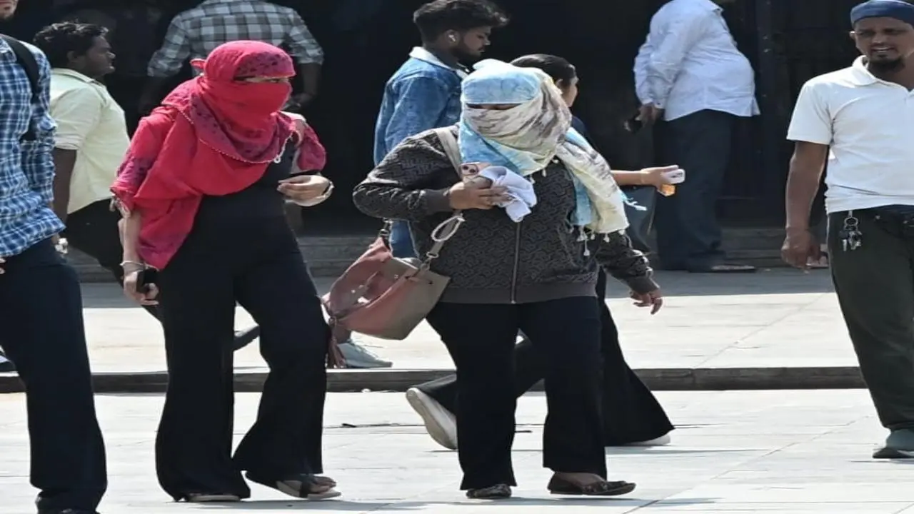 With no respite from the heat, Mumbaikars take measures to protect themselves from the soaring temperatures in Bandra on Monday afternoon. PIC/SAYYED SAMEER ABEDI
