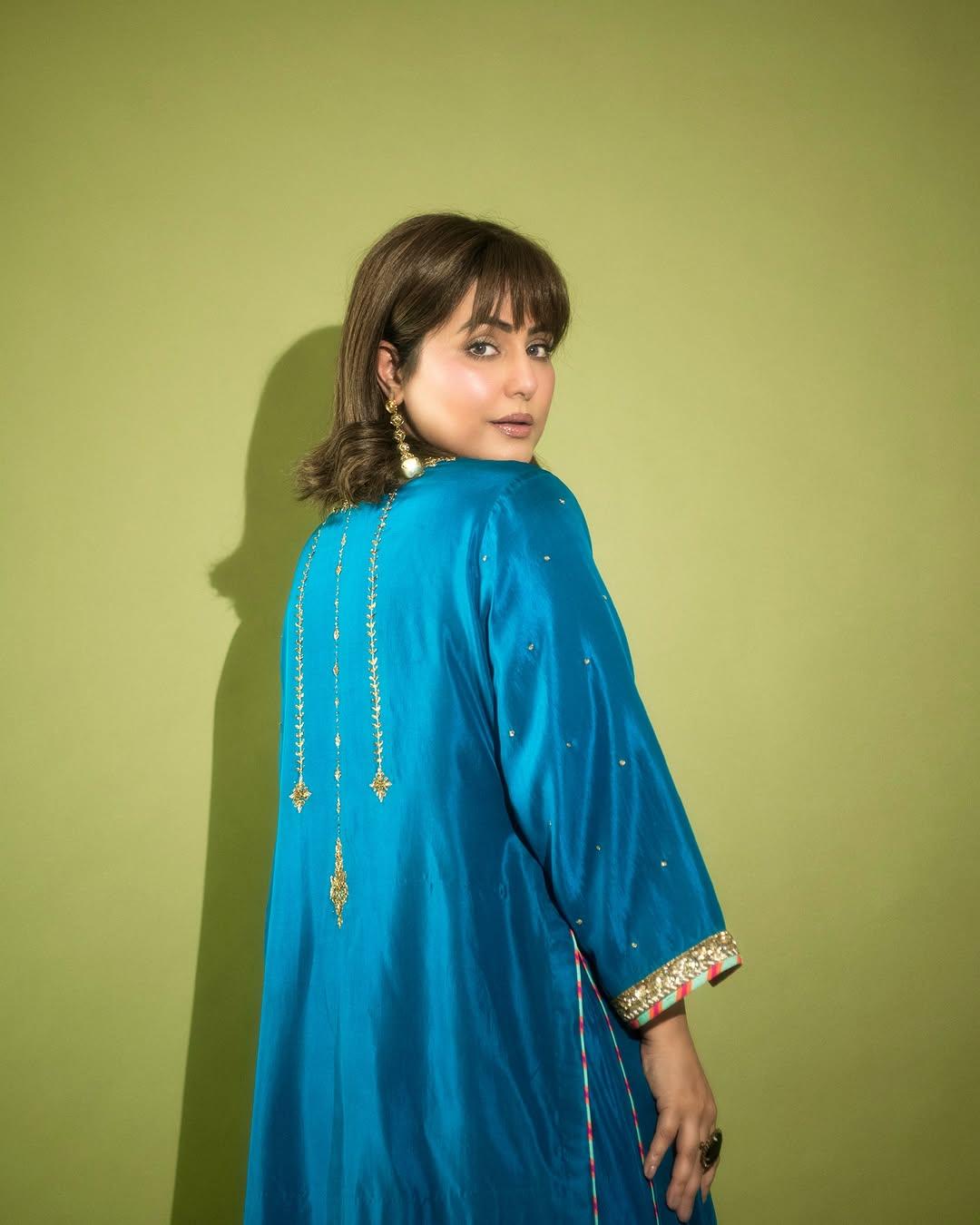 The actress opted for minimal yet shiny makeup. Her eye shadow made us go in awe of her beauty. She further accessorized the look with long golden earrings, and her Kolhapuri chappals were a hit.