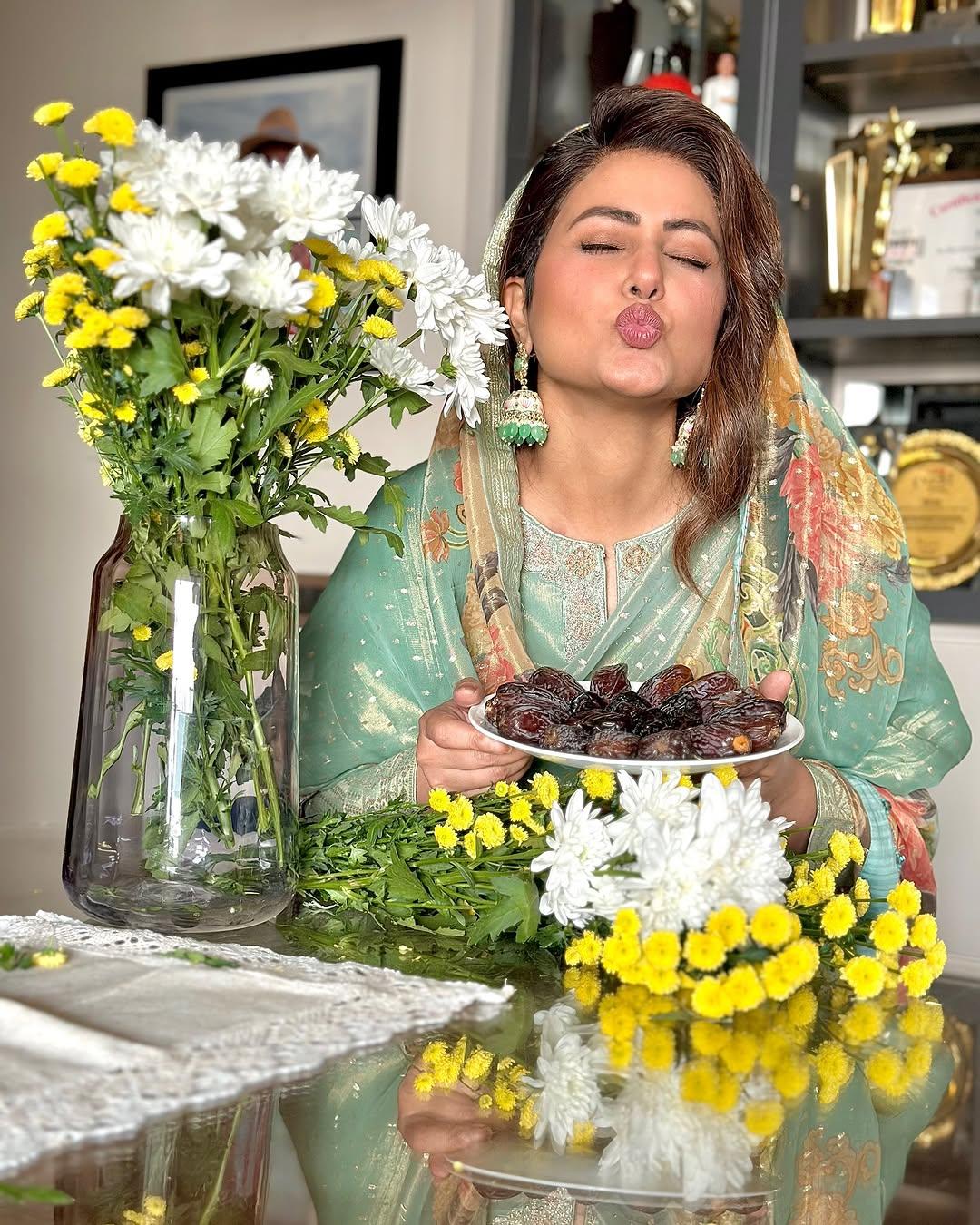 Hina kept her makeup minimal with light pink lipstick and pink eyeshadow. The smile she wore in this look made her appear even more stunning. She accessorized with chunky, big jhumkas.