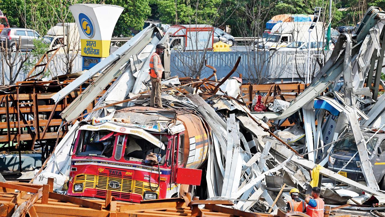 Maharashtra government to tell BMC to conduct audit of all hoardings in Mumbai