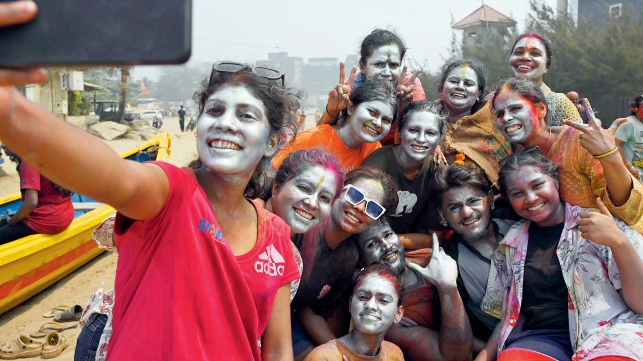Holi 2025: Mumbai goes multi-coloured!
