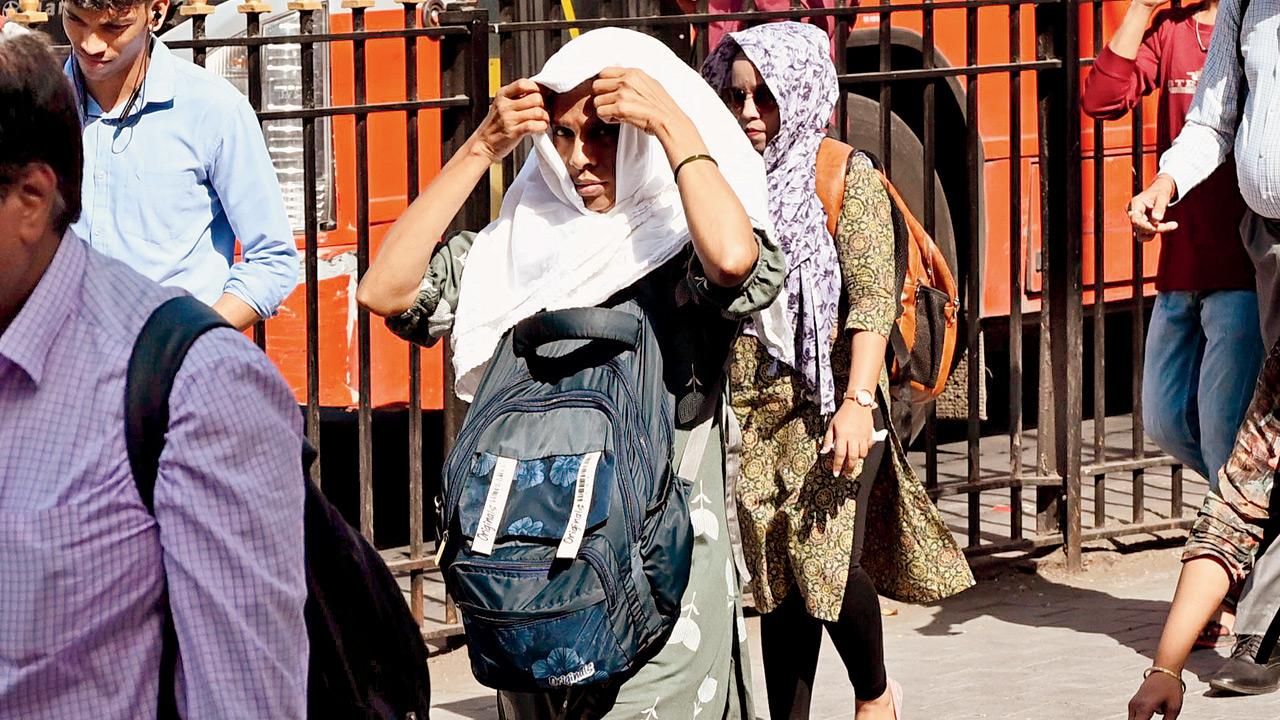 Mumbaikars trying to protect themselves from the heat. Pic/Sayyed Sameer Abedi