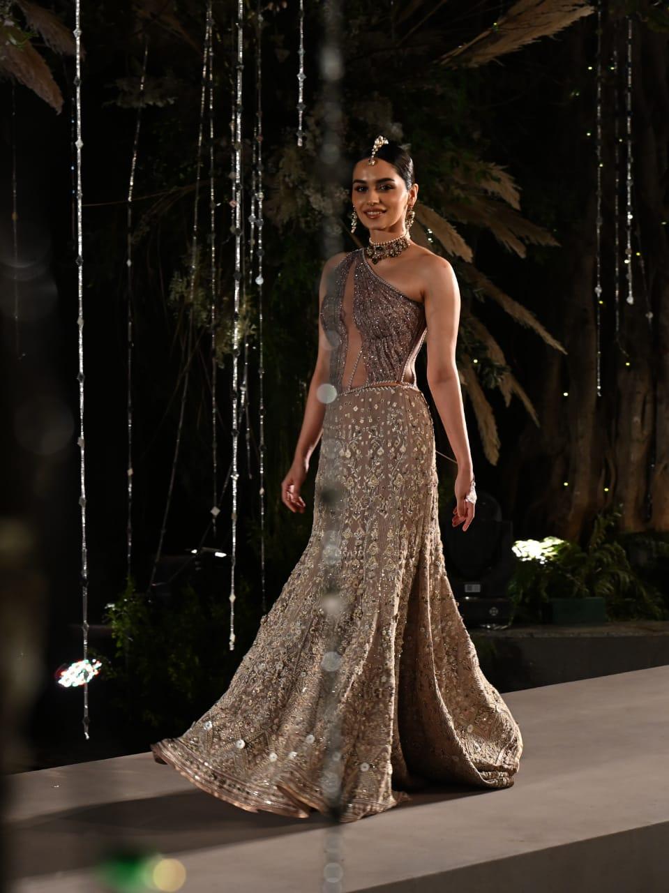 Manushi looked like a breath of fresh air in a custom-made, heavily embellished designer gown featuring a revealing neckline and a voluminous bottom