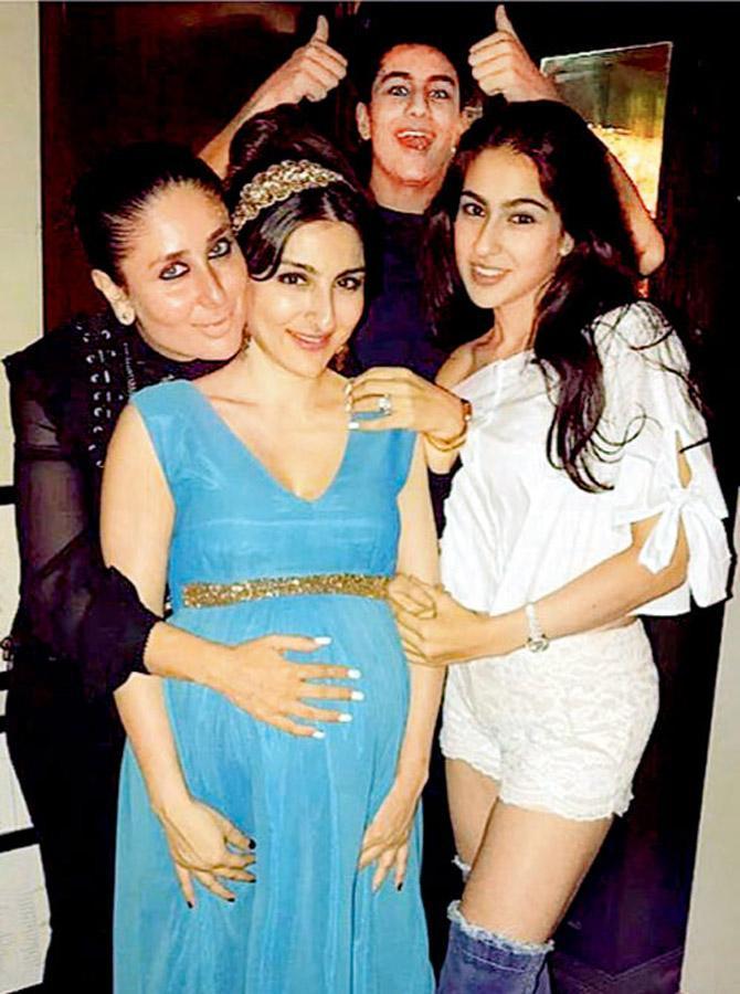 This picture is from Soha Ali Khan's baby shower. Look at how happily Ibrahim is posing with his bua, sister, and Kareena