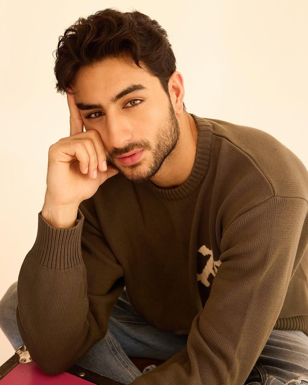 If aging like fine wine was a person, it would definitely be Ibrahim! In this stylish sweater, he looks incredibly handsome