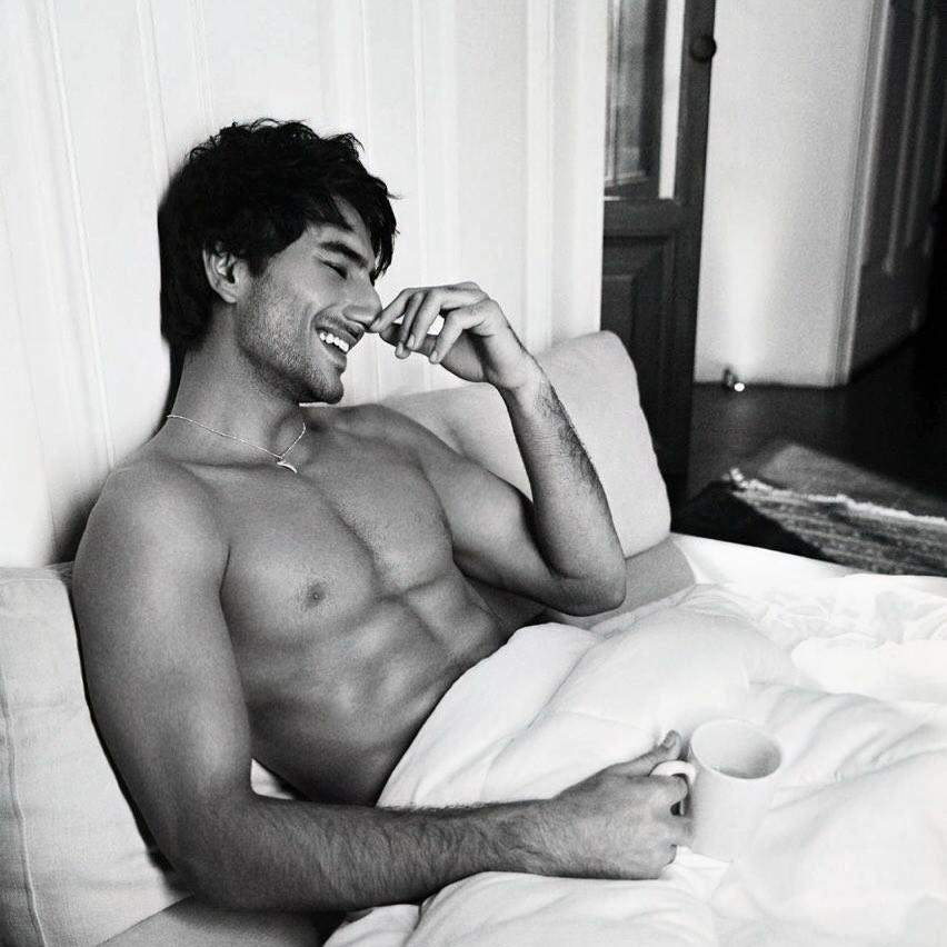 Isn’t it a crime to look this hot in Mumbai’s weather? In this picture, Ibrahim gives a candid pose while sitting shirtless in bed