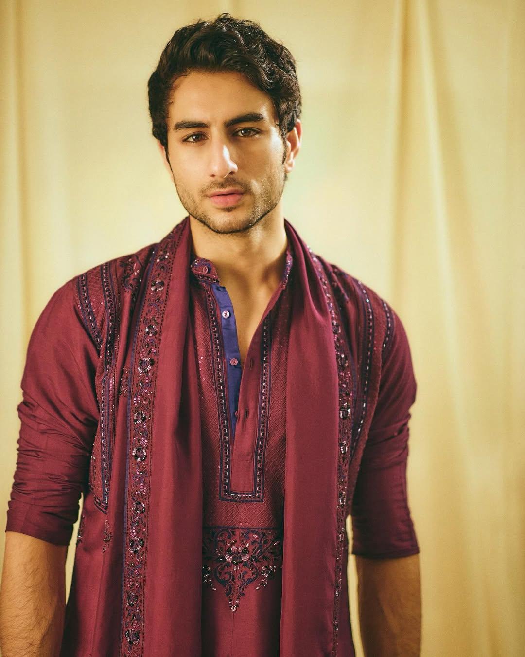 His poised royal aura made this ethnic ensemble truly stand out, proving his ability to set trends beyond casual and contemporary fashion