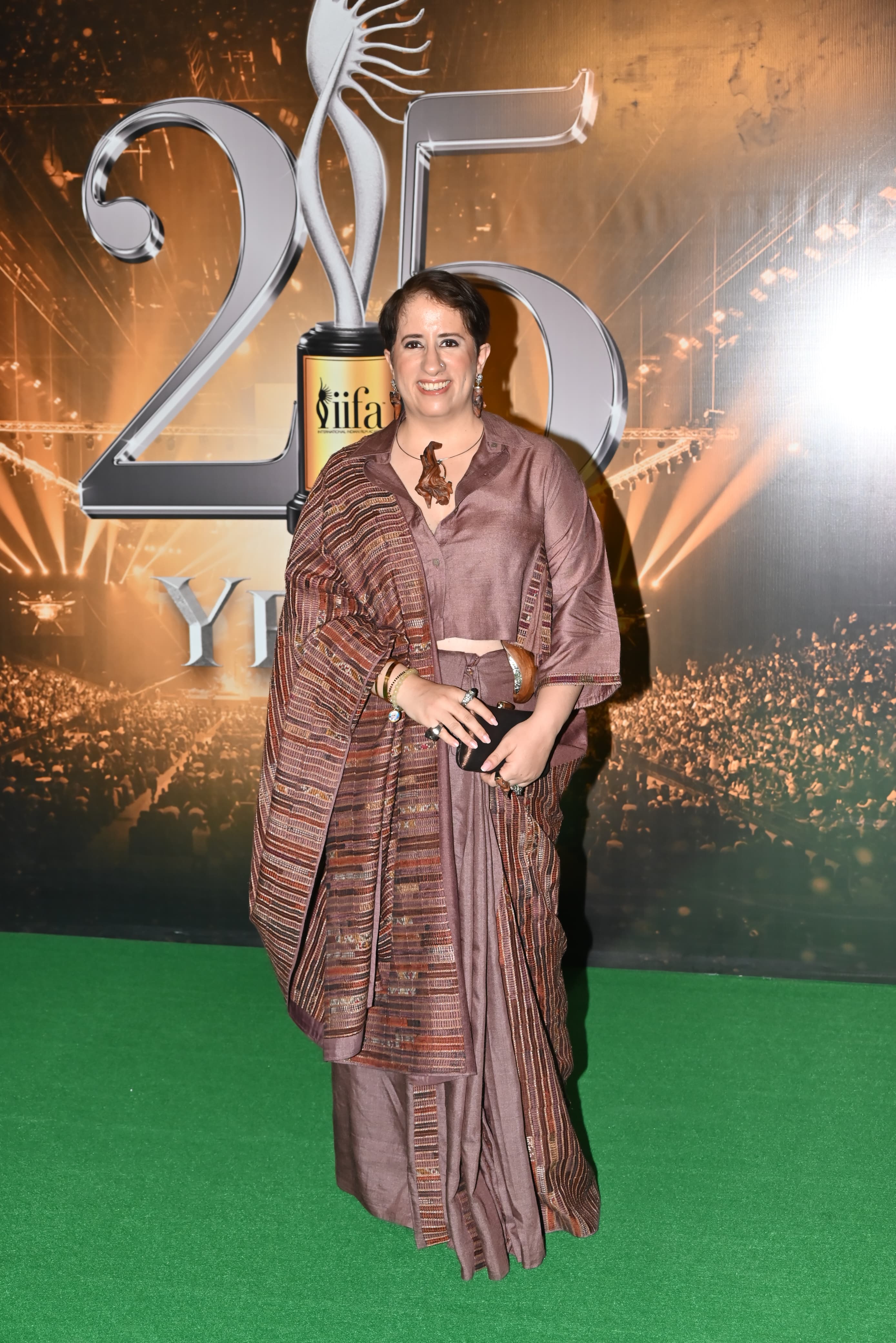 Ace filmmaker Guneet Monga kept it simple in a brown-colored six yards, which made her look like a queen