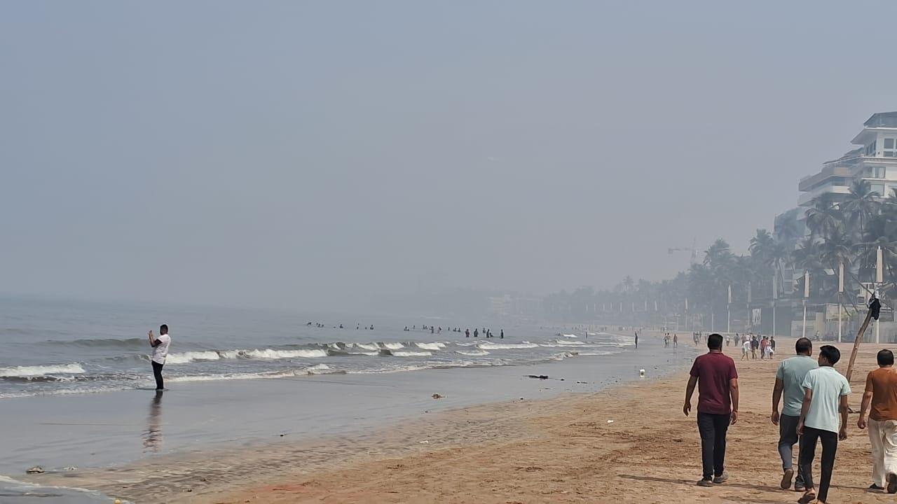 Faces beamed with bright colours as people exchanged warm Holi greetings with gulal and water guns. The sound of the ocean waves mixed with joyous laughter created an electric atmosphere.