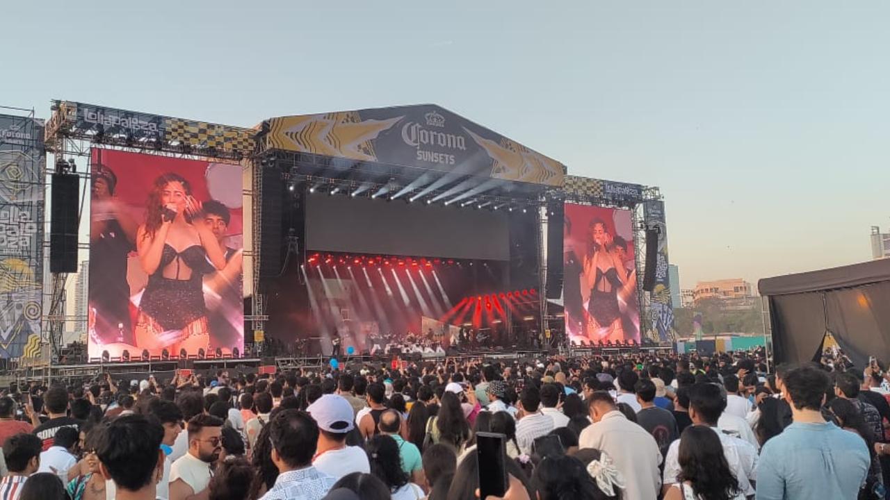 The night only got better as Jonita Gandhi captivated attendees with her vocals as she sang some of her most popular hits including 'What Jhumka?' among others