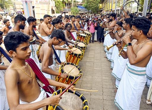 During Kappukettu, devotees seek blessings from Goddess Attukal Bhagavathy, believed to be an incarnation of Kannaki, a revered figure in Tamil folklore. Traditional performances, including Panchavadyam—a rhythmic temple orchestra featuring five instruments—enhance the spiritual atmosphere.
