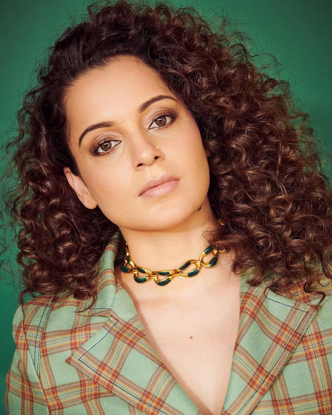 To enhance her appearance, Kangana left her hair open in maggie curls and further accessorized her look with a stylish choker and multiple rings