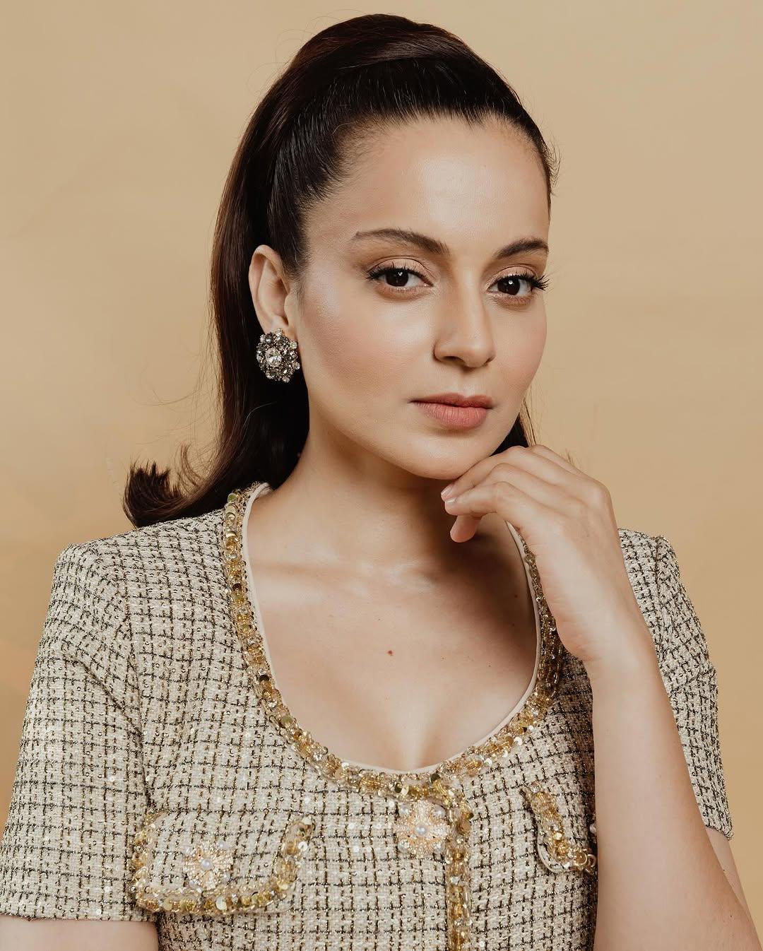 If you are going out to attend a big event and wish to wear something that is simple yet stylish, then Kangana's brown and golden look is just perfect