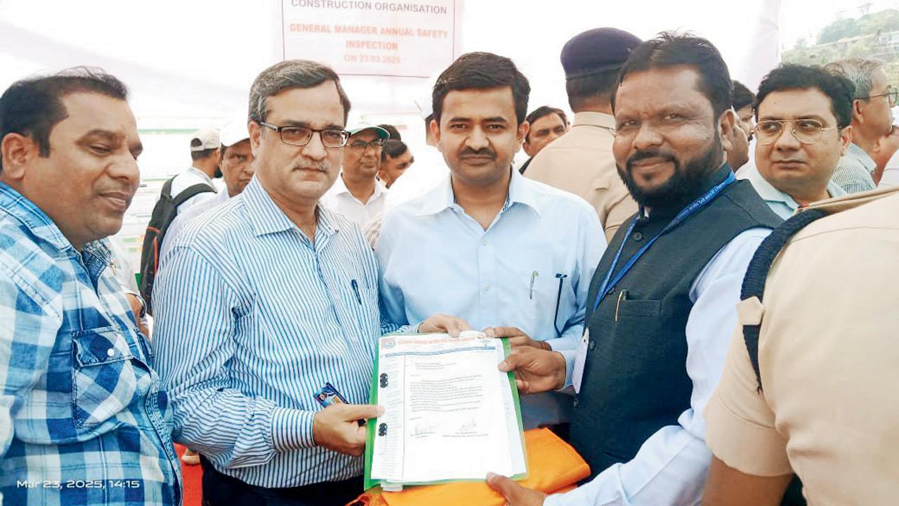 Kasara commuters meet CR General Manager, demand better Mumbai local services