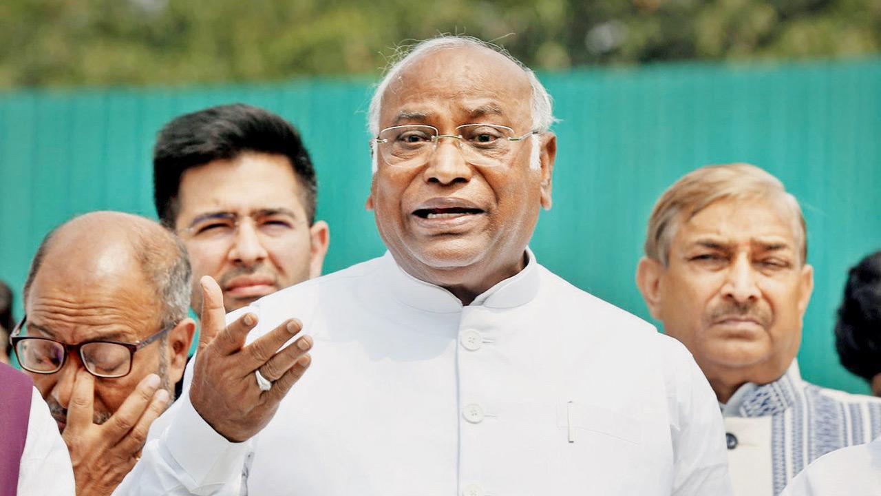 Govt weakening RTI: Kharge