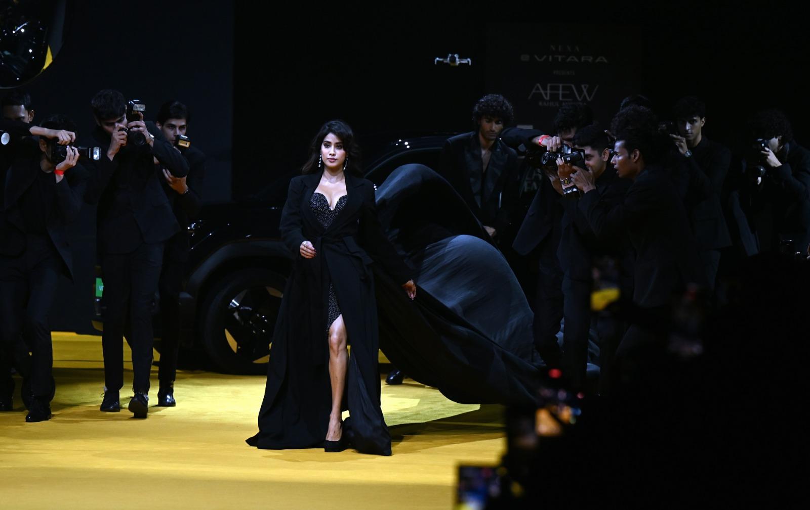 Janhvi made a dramatic entrance in a stunning Bandhani bodycon dress, catching everyone's attention as the models surrounding her were shown as paparazzi shouting her name